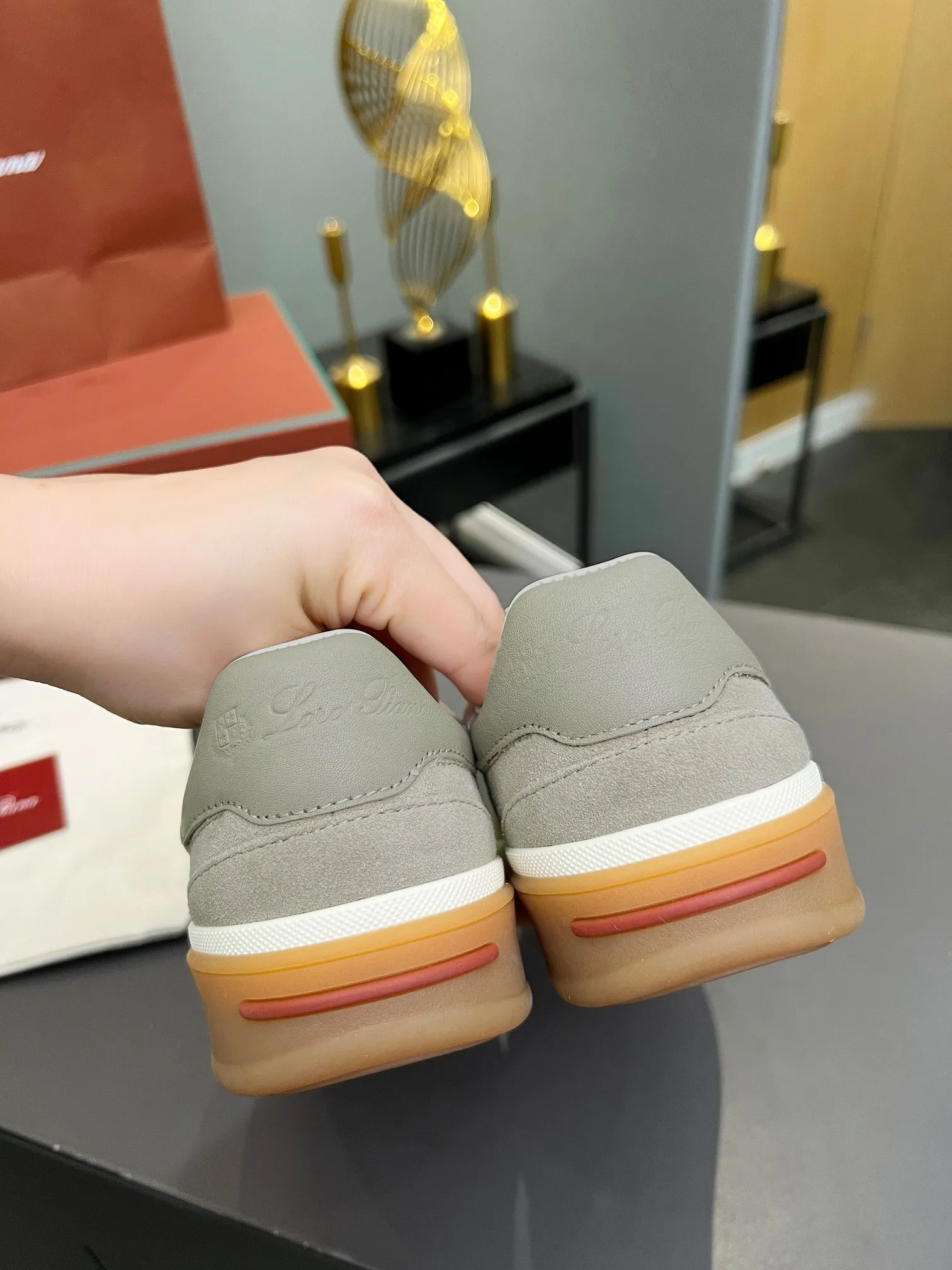Men's shoes 💰600 purchasing agent, high version 🦅⛳️ Italy [Loro Piana] Tennis walk series LP couple's moral training shoes casual sports shoes sneakers 🎁🎁 Original purchase development and production This new suede tennis shoe adopts an ultra-low design, suitable for wearing all year round 👫👫 The wrapped sole creates an effortlessly attractive color combination that harmoniously blends functionality with understated style, making it the ideal shoe for urban wear. Soft calfskin tongue with Kummel color insert at the heel, cotton lace upper with embossed LP logo, cowhide suede sole, rubber-lined calfskin ✦Upper: imported first-layer cowhide➕customized original cowhide ✦lining: cowhide lining➕cowhide insole ✦sole: original molded TPR ultra-light outsole ✦packaging: original complete package ✦Female size: 35--40 ✦Male size: 39--45